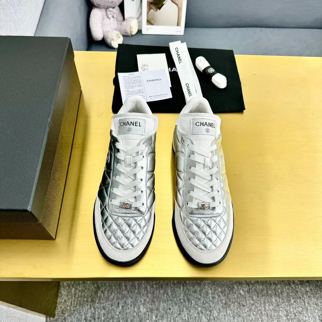 👟👟Ex-factory price 600👟👟 Top version Chanel Chanel - 2024 counter top casual sports shoes. This classic design; the upper is electro-embroidered with a variety of techniques; the outsole is fashionable and sporty; it is unusual to incorporate a variety of color matching elements... The diversified mix and match is very beautiful and versatile, and can be used for leisure, fashion, sports and outdoor... ꫛꫀꪝ Go➫ Material: ❶The upper is made of: original imported mercerized velvet + double-layer breathable mesh ❷The inner part is made of: the original imported breathable mesh ❸The outsole is based on: original TPU combination outsole Special counter boutique packaging complete set for women 35–41